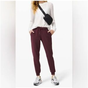 Lululemon, “on the fly” woven jogger, size 12